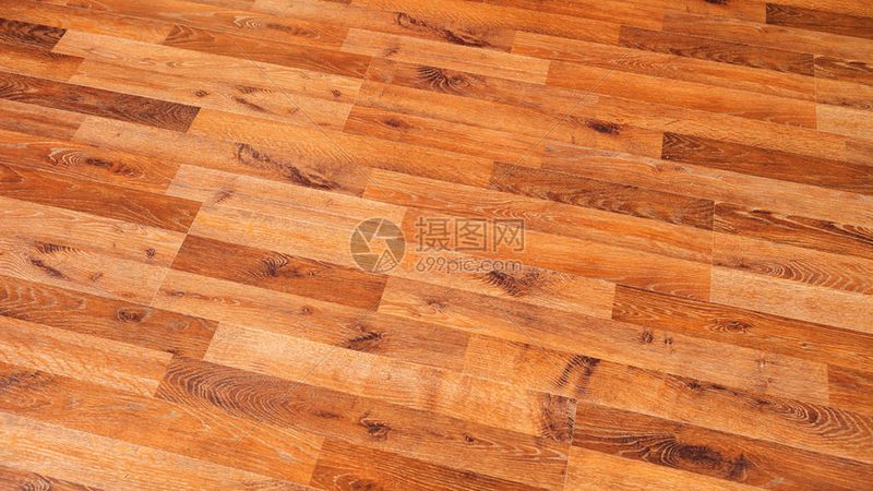 自粘地板与锁扣地板：价格背后的秘密